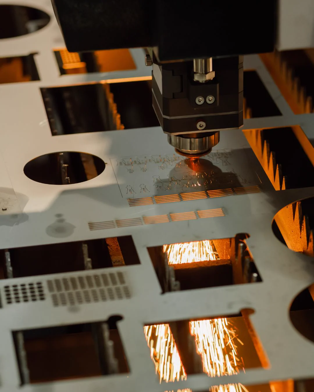 Máquina de corte a laser industrial da Priore Metalurgia