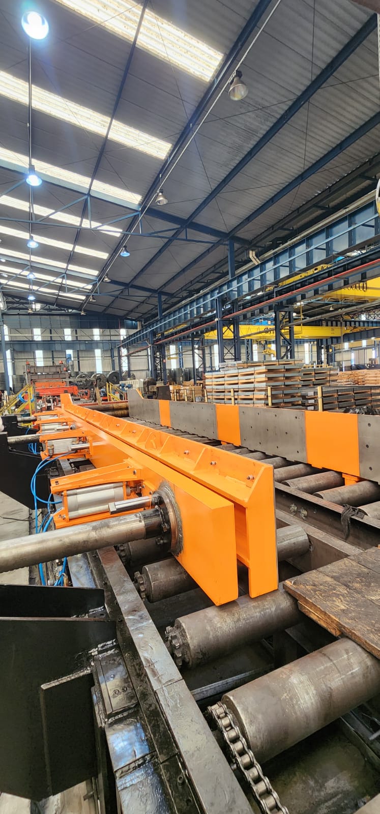 Desmontagem de máquina industrial pela Priore Metalurgia
