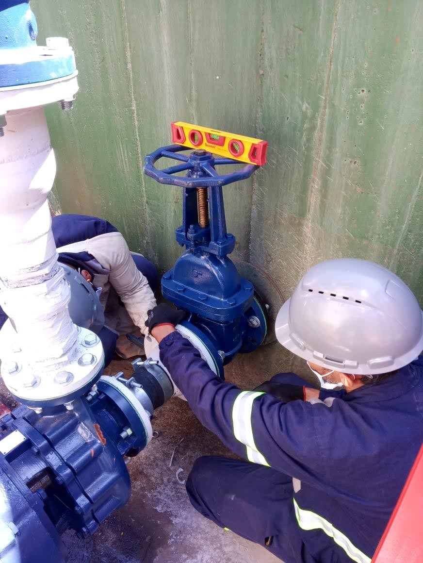 Trabalho de soldagem em fábrica pela equipe Priore Metalurgia