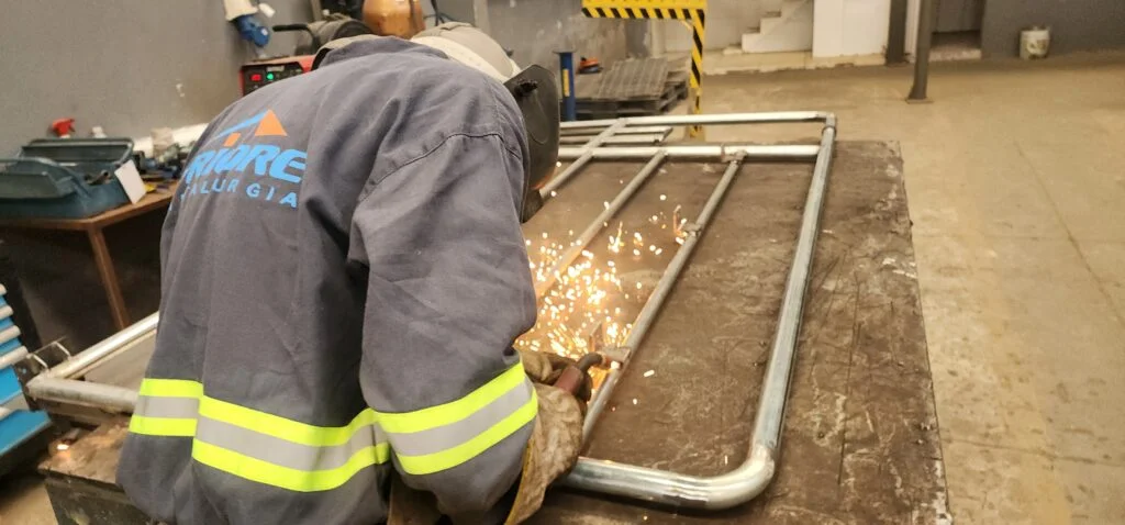 Serviço de serralheria industrial com soldagem realizado pela Priore Metalurgia